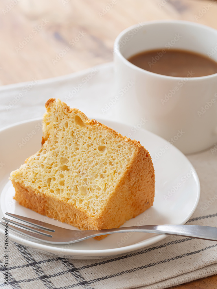 手作りのシフォンケーキとホットコーヒー 手作りのシフォンケーキとホットコーヒー