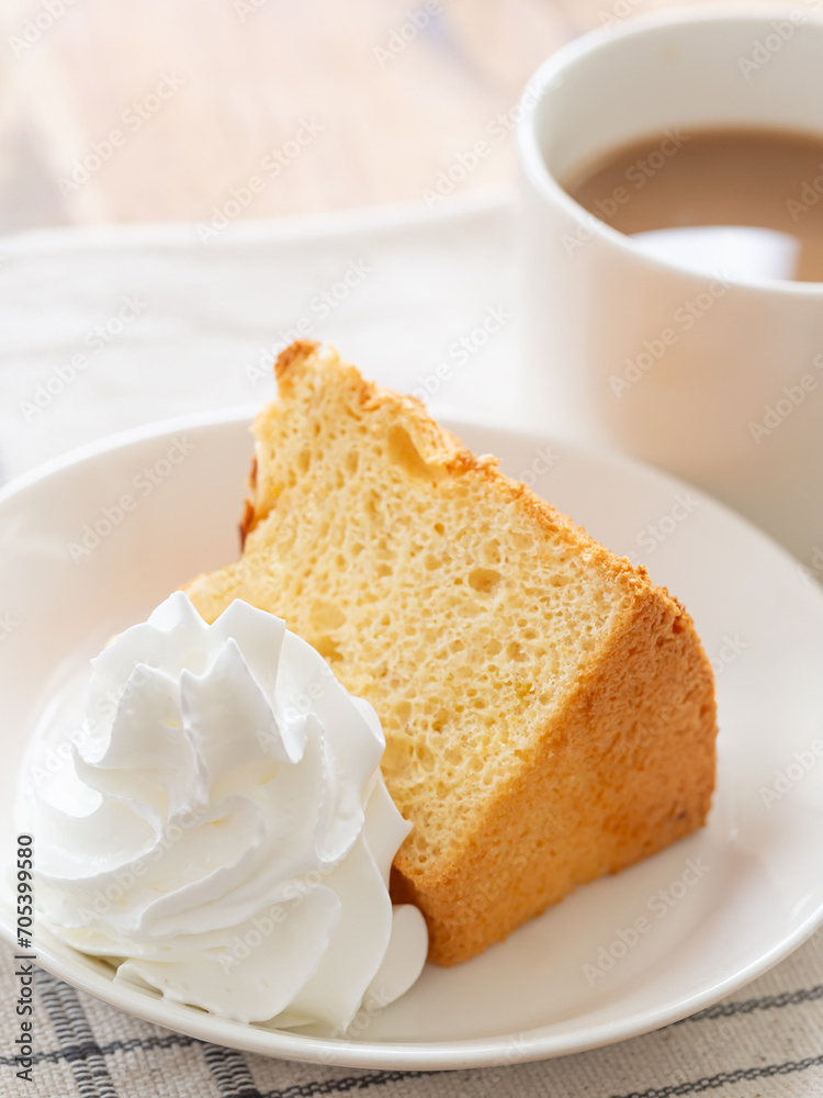 クリームを添えたシフォンケーキ クリームを添えたシフォンケーキ