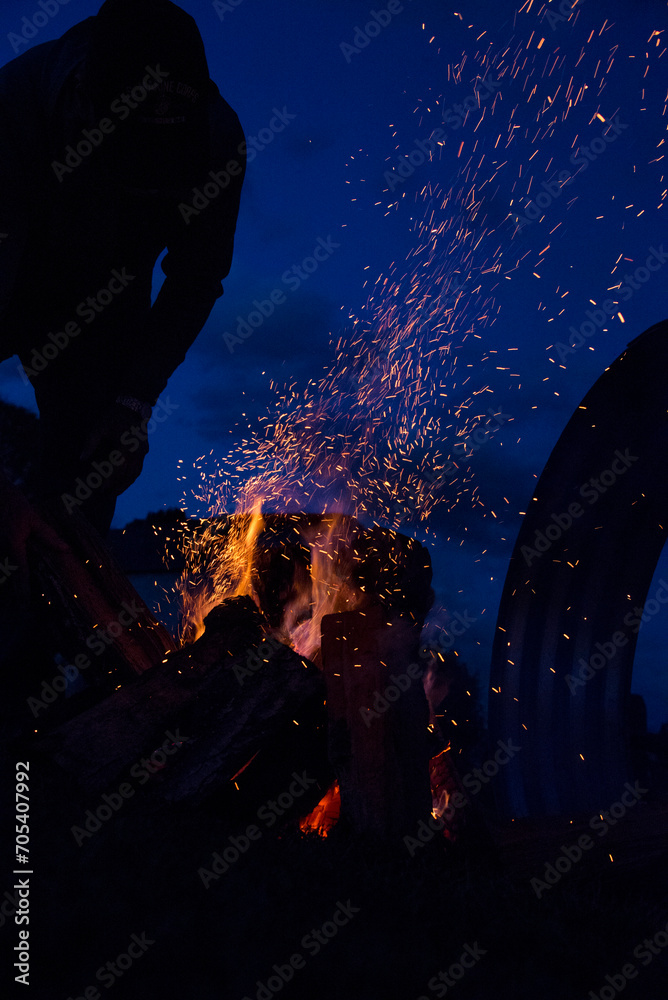 Obraz premium Bonfire night out with blue sky