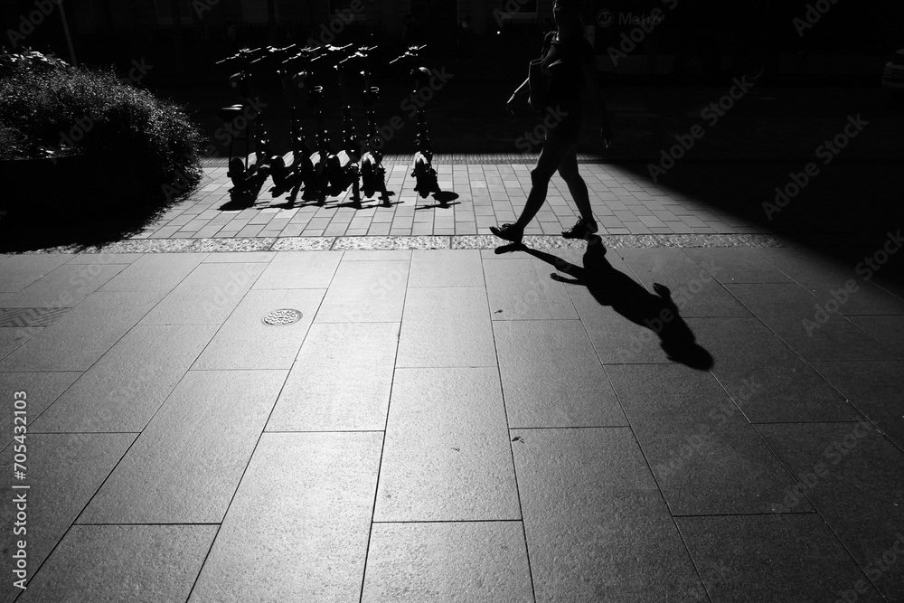 Obraz premium Black and white image of an inner city urban scene in summer