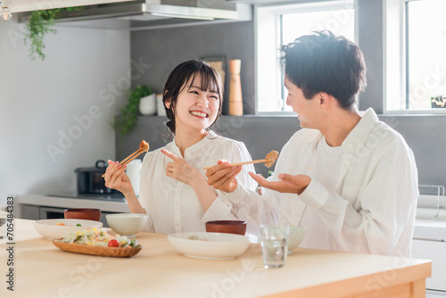 Obraz na płótnie 家で食事をする夫婦・カップル（自炊） 