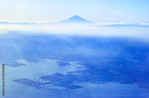 航空機の機内から見た横浜市磯子区エリアと富士山
