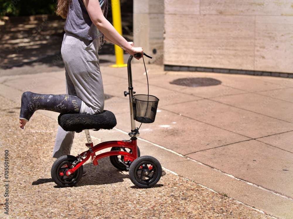 Obraz premium Broken Leg Doesn't Slow Her Down