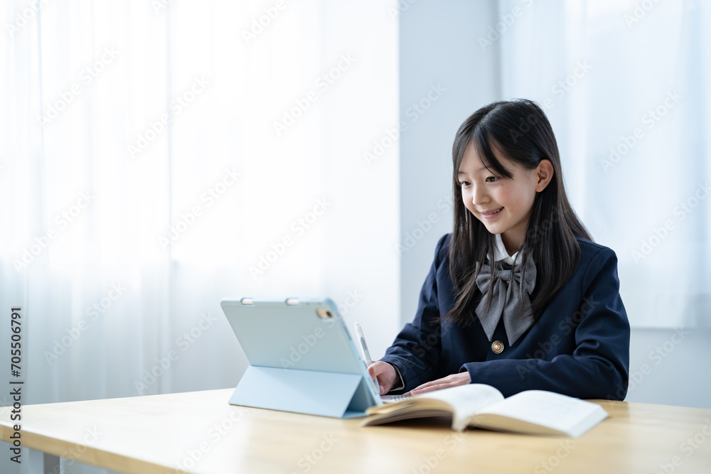 学習をする制服を着た女の子 学習をする制服を着た女の子