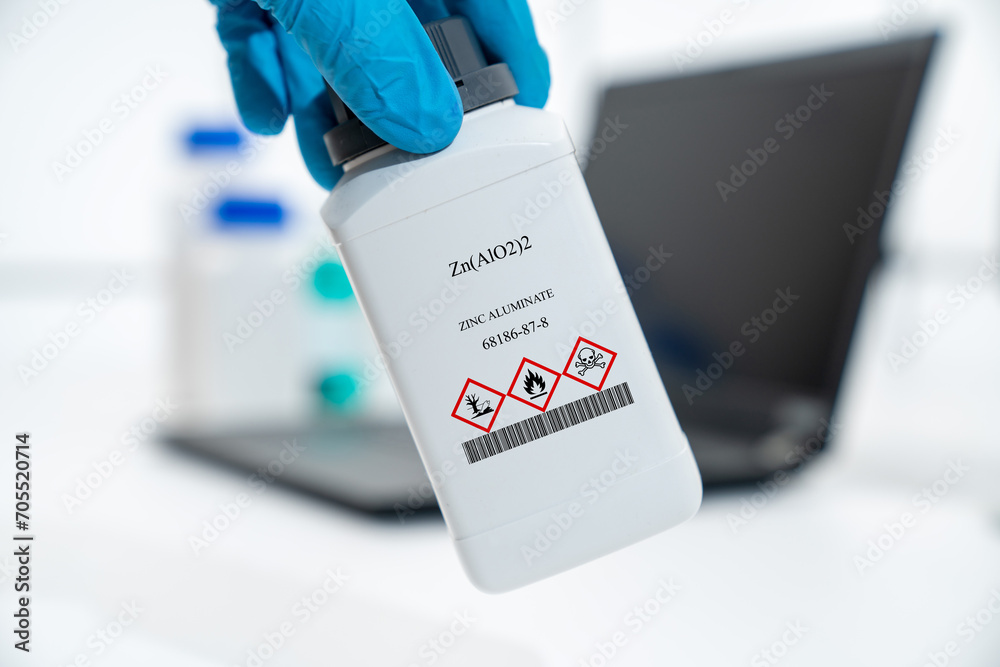 Φωτογραφία Zn(AlO2)2 zinc aluminate CAS 68186-87-8 chemical substance in white plastic labo