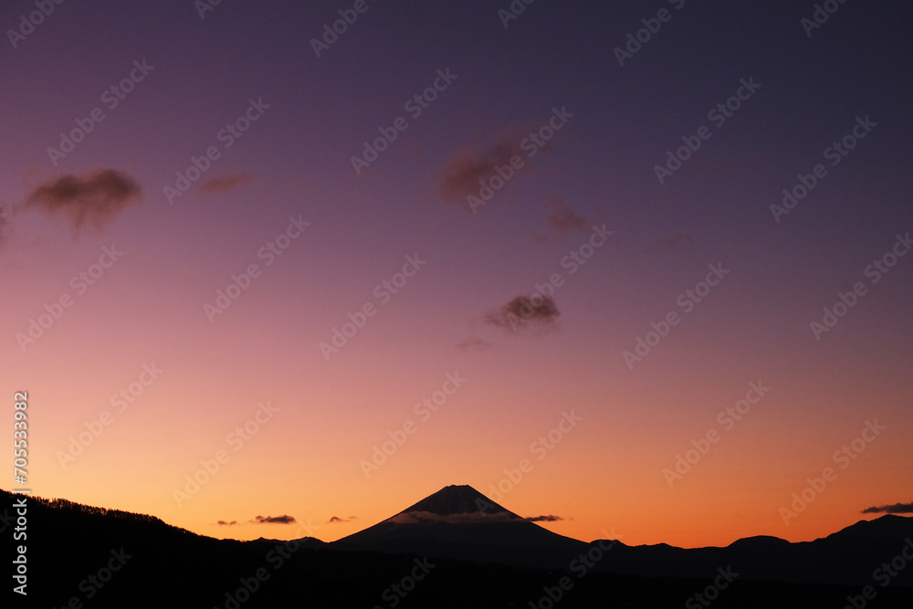富士山と朝焼けに染まる空の色