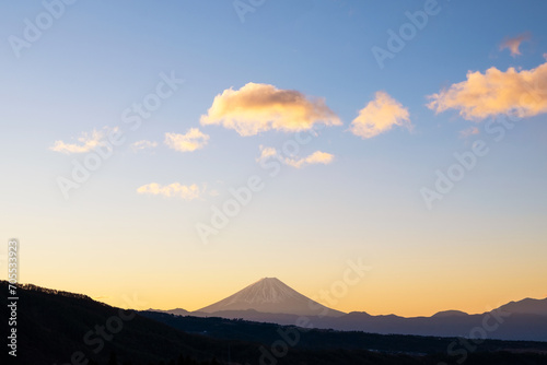 冬の早朝の富士山、優しく淡い色の空