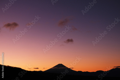 富士山と朝焼けに染まる空の色