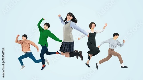 ジャンプする若者のグループ photo