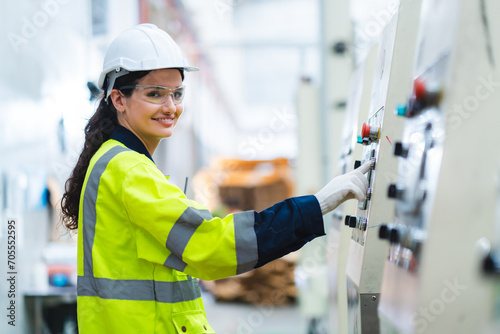 Φωτογραφία Electrical engineer inspection control panel and commissioning during pressure s