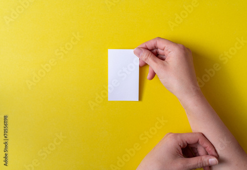 空白のカードを持つ人の手元 photo
