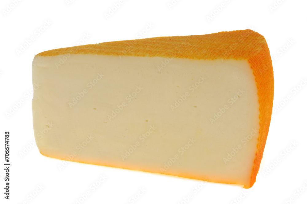 Morceau de fromage Saint-Paulin en gros plan sur fond blanc.