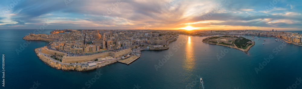 Obraz na płótnie Malta- Aerial view of Valletta old town- capital city of the Island of Malta in the Mediterranean sea w salonie