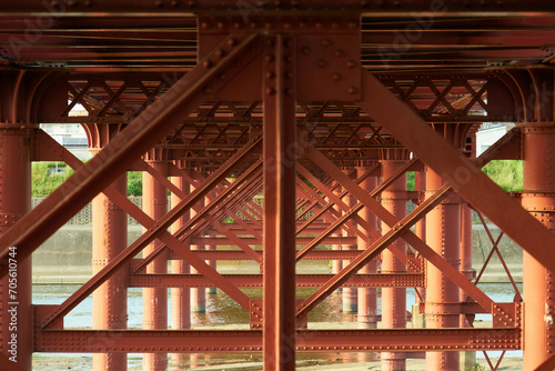 川にかかる赤い鉄橋と橋脚が生み出す幾何学模様  © Tokuyiro