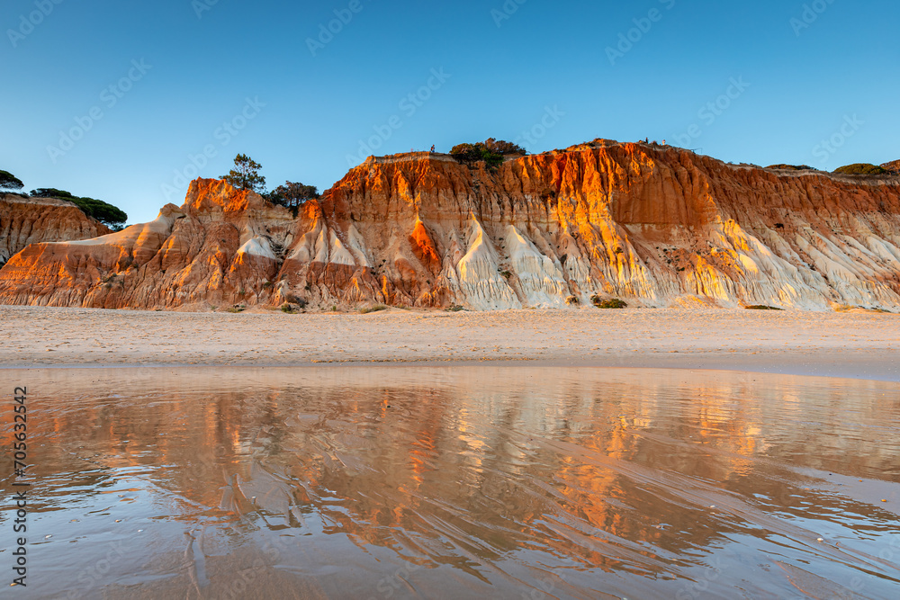 Obraz premium Stunning Cliffs at Praia da Falésia, Algarve, Portugal 