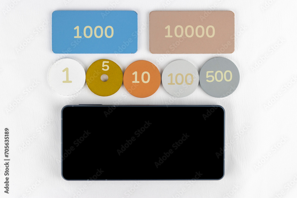 スマートフォンとオモチャのお金。通信料のイメージ スマートフォンとオモチャのお金。通信料のイメージ