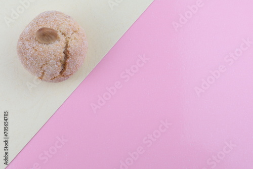 Tipici biscotti sardi morbidi alle mandorle, sul tavolo colori bianco e rosa, spazio per copiare il testo. photo