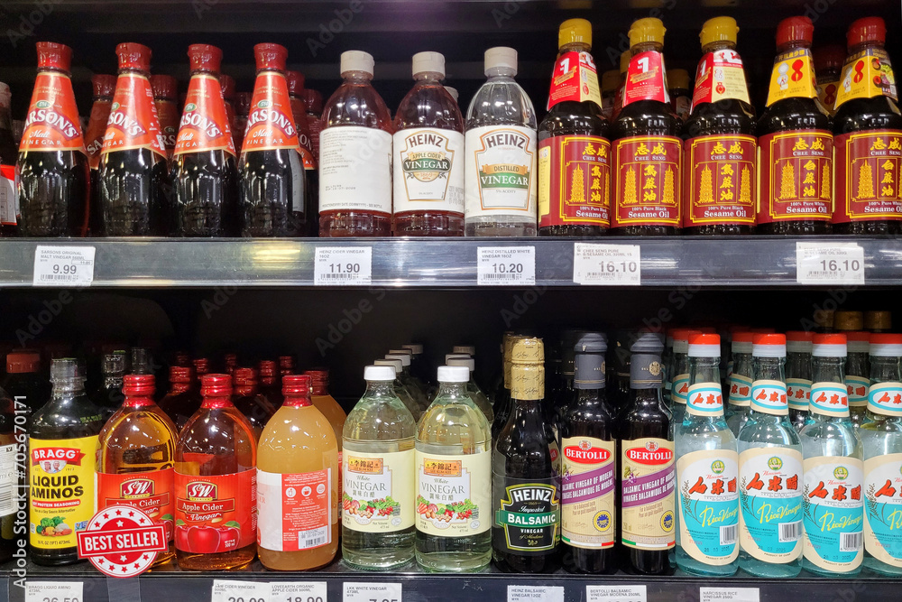 Fotka „PENANG, MALAYSIA 5 DEC 2023 View of various brands sesame oil