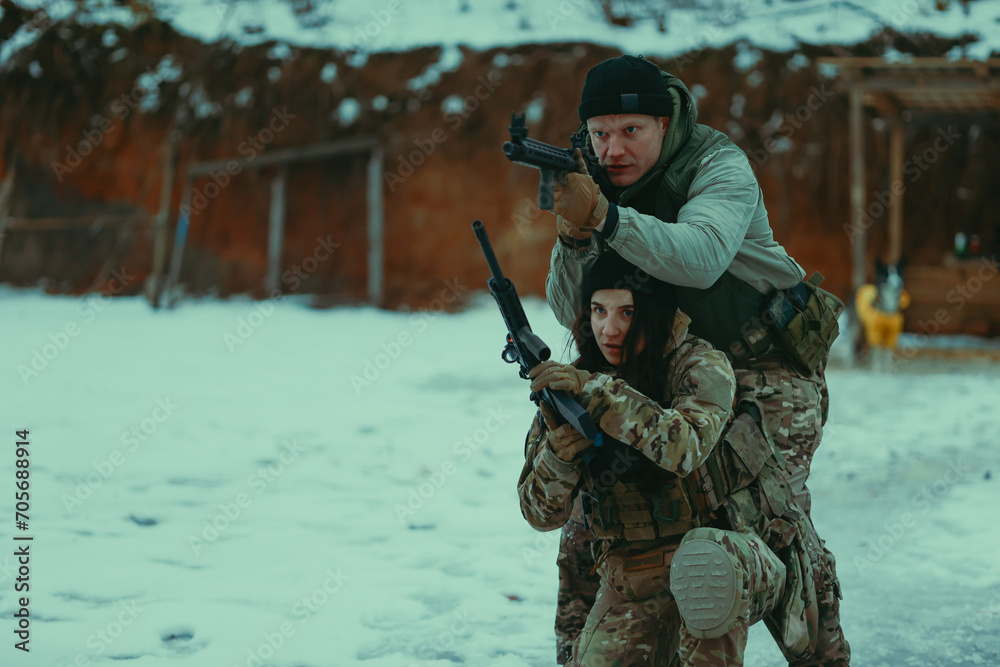 Naklejka premium Military training. People training in tactical shooting.