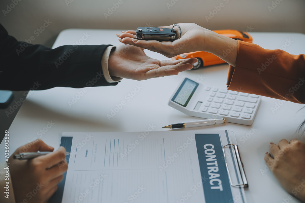 Φωτογραφία Closeup asian male people car salesman or sales manager offers to sell a car and explains and reads the terms of signing a car contract and insurance