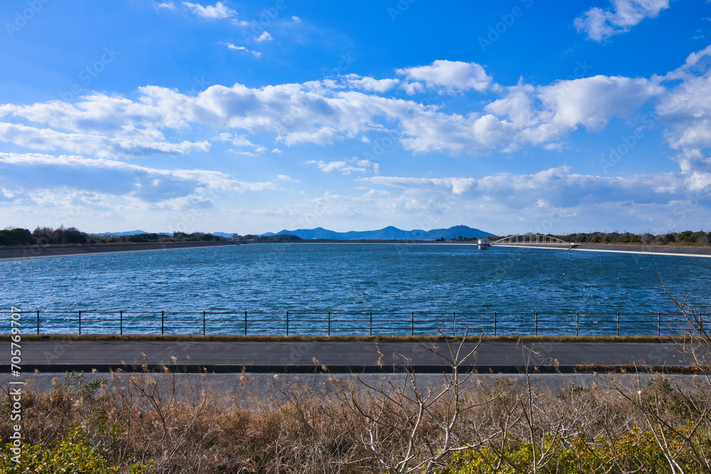 愛知県豊橋市にある豊川用水の白波が立つ万場調整池