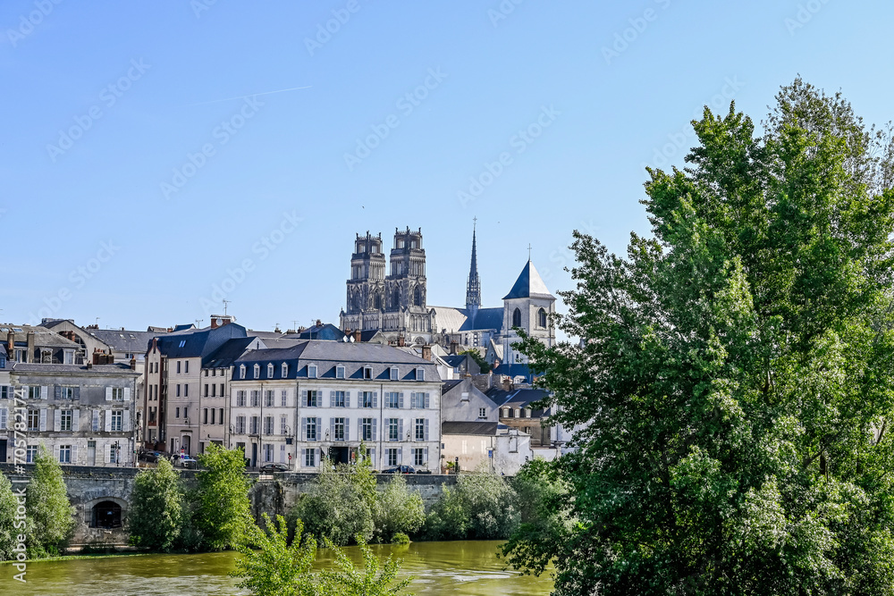Obraz premium Orléans, Kathedrale, Sainte-Croix, Altstadt, Stadt, Altstadthäuser, La Loire, Fluss, Loiretal, Flusstal, Flussufer, Uferweg, Heilig-Kreuz Kathedrale, Centre-Val de Loire, Frühling, Sommer, Frankreich