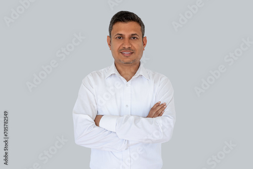  Indian man isolated. Portrait of handsome smiling man with folded arms isolated transparent PNG, Joyful cheerful casual businessman with crossed hands studio shot © София Ломанская