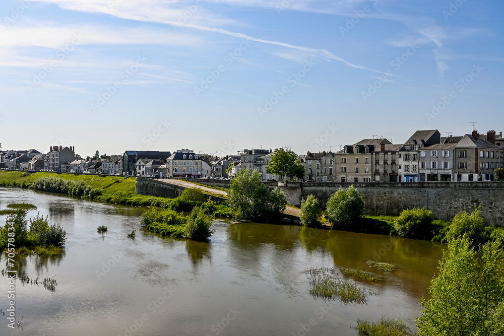 Obraz premium Orléans, Brücke, Pont Georges V, Steinbrücke, historische Brücke, Quai du Châtelet, La Loire, Fluss, Loiretal, Loire, Altstadt, historische Häuser, Frühling, Sommer, Frankreich