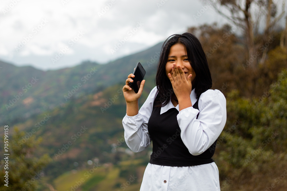 Atractiva joven mujer responde a videollamadas al aire libre, chica inteligente se comunica con entusiasmo en conferencia en línea al aire libre, emotiva caucásica señora hablando de grabar contenido Atractiva joven mujer responde a videollamadas al aire libre, chica inteligente se comunica con entusiasmo en conferencia en línea al aire libre, emotiva caucásica señora hablando de grabar contenido
