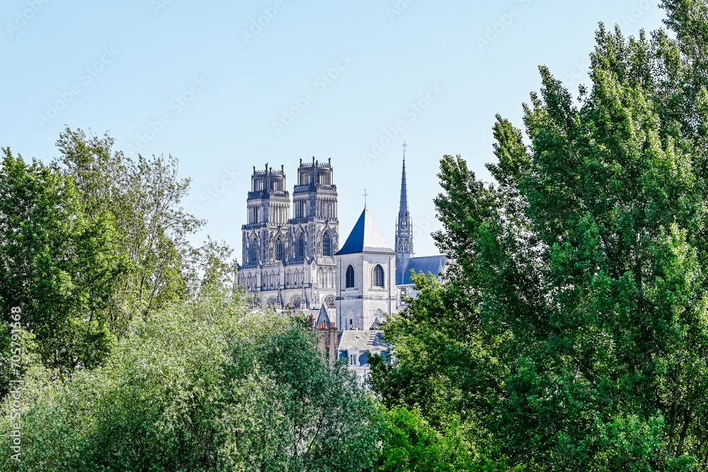 Obraz premium Orléans, Kathedrale, Sainte-Croix, Altstadt, Stadt, Altstadthäuser, La Loire, Fluss, Loiretal, Flusstal, Flussufer, Uferweg, Heilig-Kreuz Kathedrale, Centre-Val de Loire, Frühling, Sommer, Frankreich