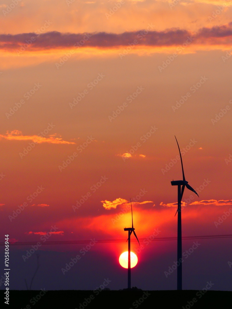 Obraz premium Coucher de soleil avec les éoliennes dans la Beauce