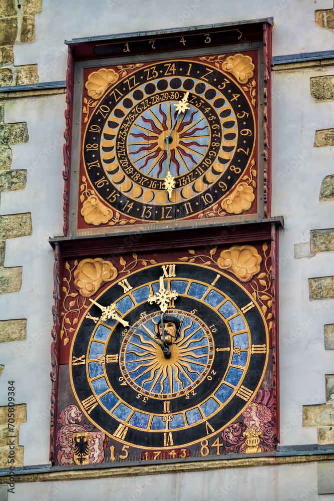 görlitz, deutschland - sonnenuhren am rathausturm