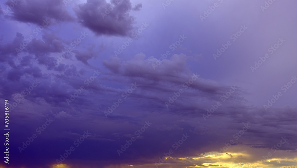 Naklejka premium Twilight Hues over Arizona- A Spectacular Sky Panorama