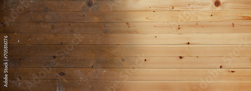 Alter und neu abgeschliffener Holzboden aus Holzdielen