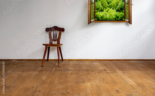 Altes Zimmer mit rustikalem Holzstuhl