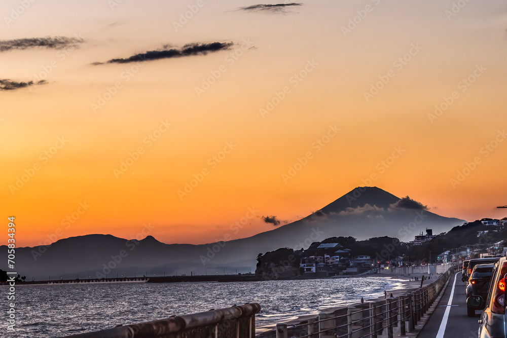 Obraz premium Sunset Cars Highway Mt Fuji Sagami Bay Kamakura Kanagawa Japan