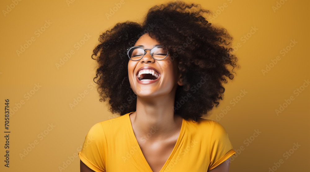 Jeune femme noire, heureuse, souriante, avec des lunettes, arrière-plan jaune - obrazy, fototapety, plakaty 