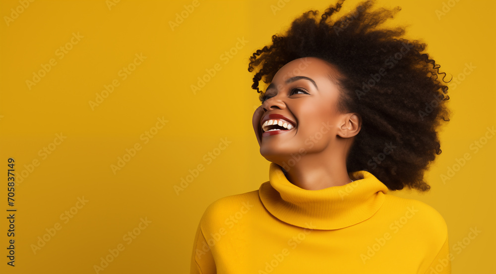 Jeune femme noire, heureuse, souriante, arrière-plan jaune, image avec espace pour texte - obrazy, fototapety, plakaty 