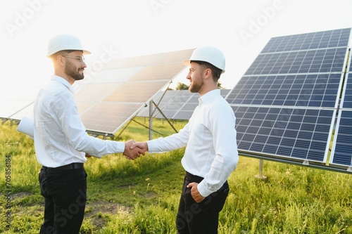 Project manager discuss with worker installation process of solar panel © Serhii