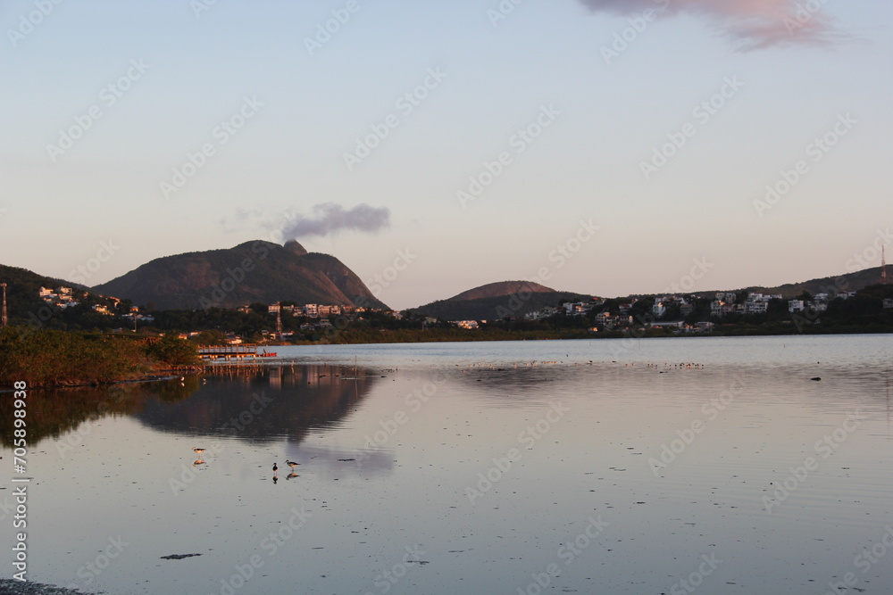 Foto espelhada da Lagoa de piratininga em Niterói