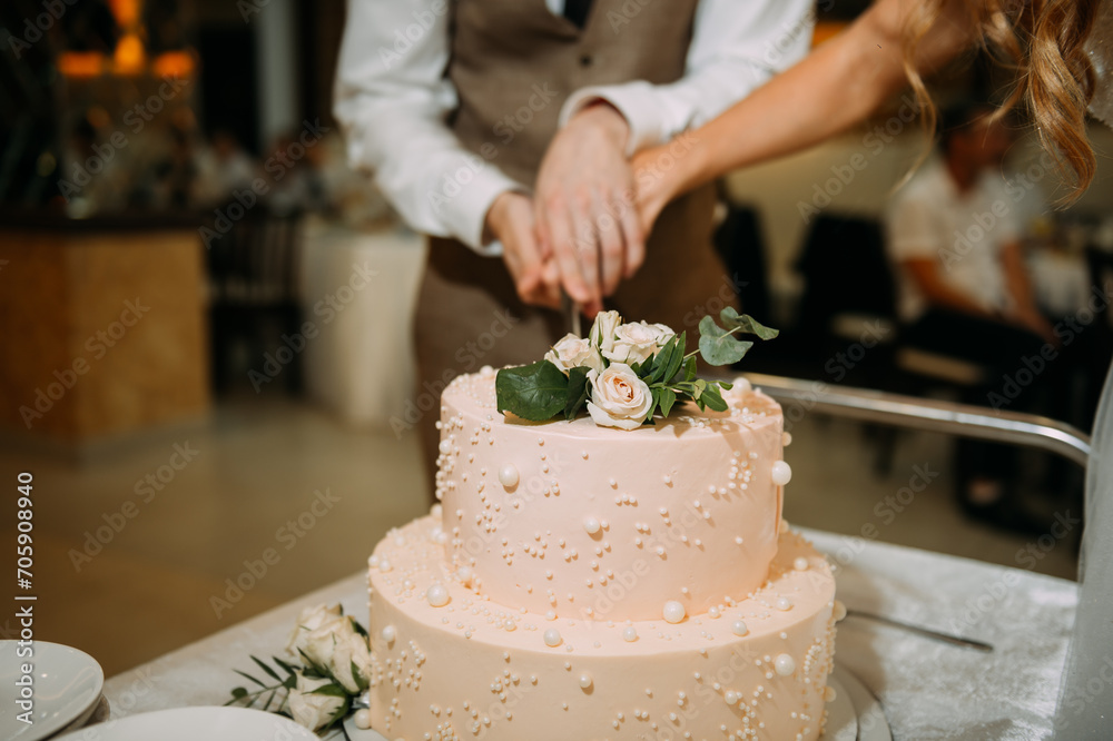The photo depicts a wedding cake with a couple cutting it 5334. The photo depicts a wedding cake with a couple cutting it 5334.