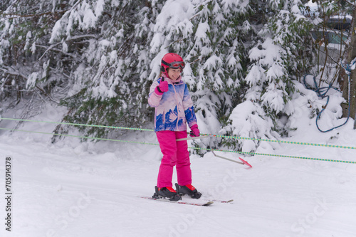 Dziewczynka na nartach