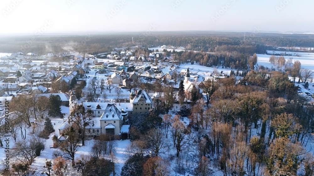 Widok zamku i miejscowości Dąbrowa z wysokości 120 m. pokrytym śniegiem, zima, minus 10°C. - obrazy, fototapety, plakaty 
