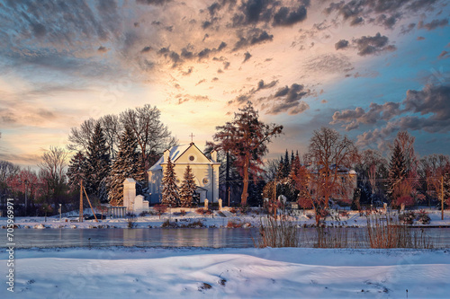 Piękny krajobraz zimowy, wieś o zachodzie słońca. Lubelszczyzna © Adam Sadlak