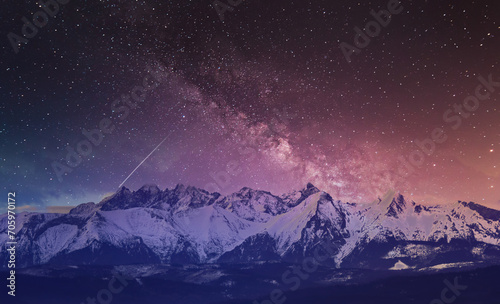 Góry i gwiazdy nocą.