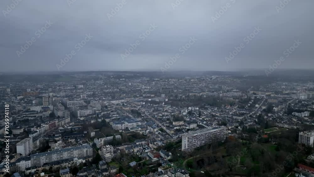 Moody ambiance over Le Mans’ city streets. Moody ambiance over Le Mans’ city streets.