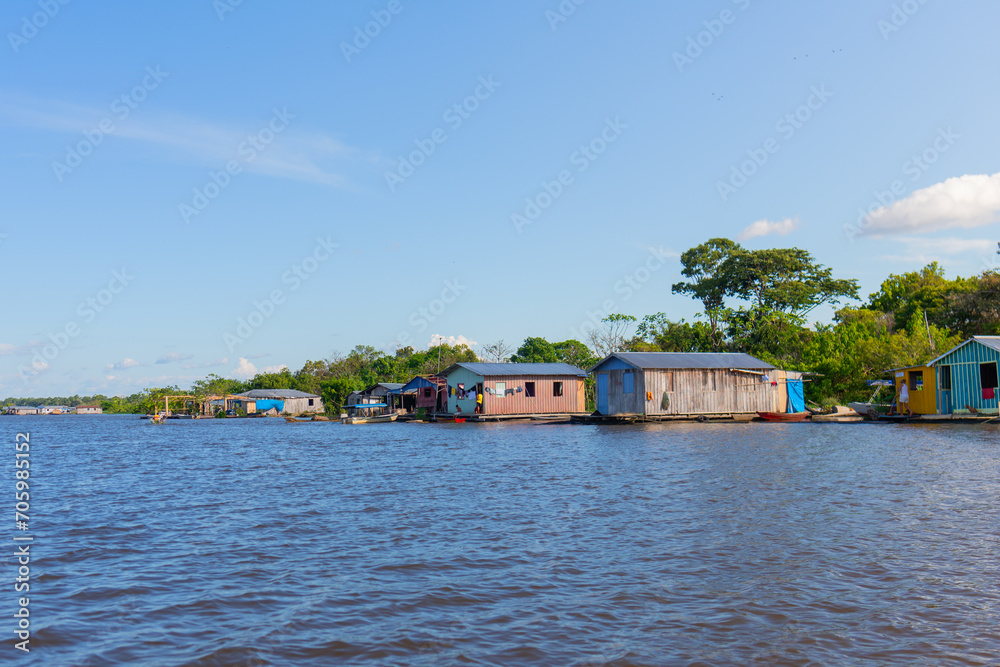 Naklejka premium Comunidade ribeirinha / casas flutuantes próximo a Manaus, Amazonas - Amazônia brasileira