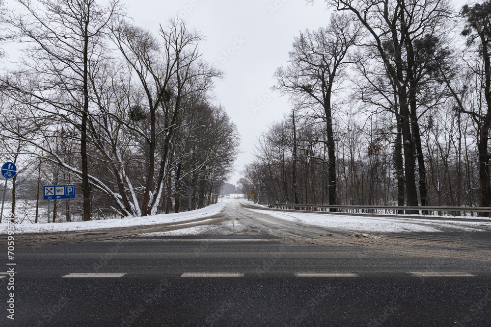 Panorama ulicy zimą, w śnieżny dzień o wieczornej porze w zachodniej Polsce