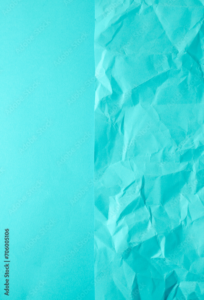 Obraz premium Crumpled blue paper and smooth paper background