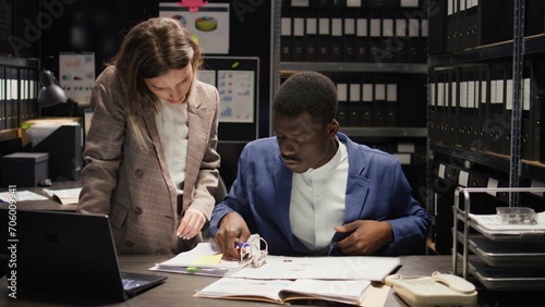 Canvastavla In evidence room, multiethnic private detectives work together to perform criminal investigations